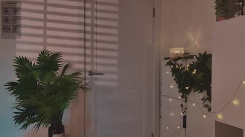 Snapshot of hugme_ chatting on 01-18-26, 06:12 Mika online show from 01-18-26, 06:12