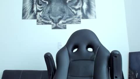 Snapshot of humber_eli chatting on 10-08-25, 01:03 Eli online show from 10-08-25, 01:03