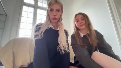 Snapshot of hung_angel_xxl chatting on 04-25-26, 02:25 Alice help me reach 100 likes online show from 04-25-26, 02:25