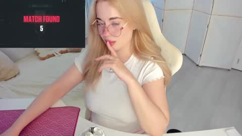 HiI am  EvaPVT is open  online show from 05-16-26, 03:22