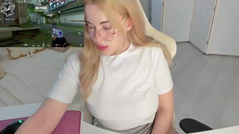 HiI am  EvaPVT is open  online show from 05-17-26, 03:19