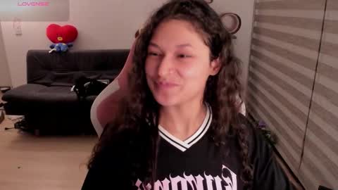 Snapshot of iam_nikki chatting on 10-25-25, 04:20 On instagram Imm NikkiHelp me reach 100 likes online show from 10-25-25, 04:20