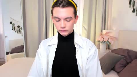 Snapshot of ian_harrickton chatting on 03-16-26, 05:44 ian online show from 03-16-26, 05:44