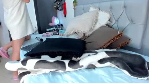 Snapshot of idaly_lovepussy chatting on 12-28-24, 01:08 idaly online show from 12-28-24, 01:08