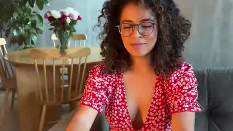 Snapshot of illaroom chatting on 02-20-25, 10:59 Kloe online show from 02-20-25, 10:59