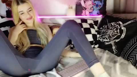 Snapshot of iloveextremestuff chatting on 02-21-25, 08:38 nicollee online show from 02-21-25, 08:38