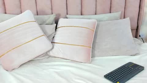 Caro   online show from 11-18-25, 05:34