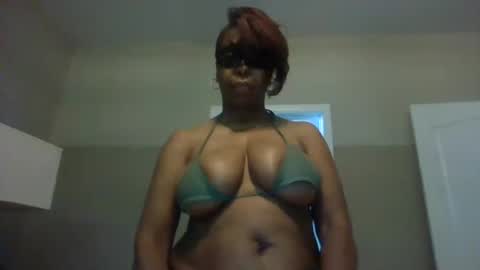 Snapshot of im_laa30z chatting on 06-10-26, 01:43 weet exy Cougar online show from 06-10-26, 01:43