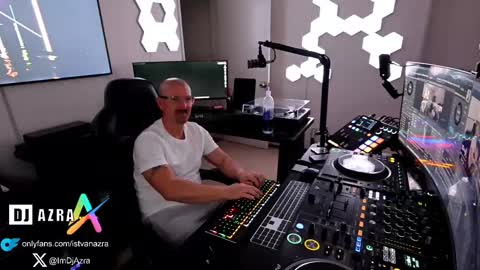 Snapshot of imdjazra chatting on 02-21-25, 02:06 DJ Azra online show from 02-21-25, 02:06