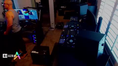 Snapshot of imdjazra chatting on 12-19-25, 04:36 DJ Azra online show from 12-19-25, 04:36