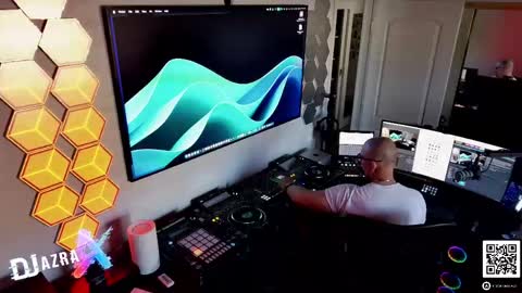 Snapshot of imdjazra chatting on 04-11-26, 03:27 DJ Azra online show from 04-11-26, 03:27