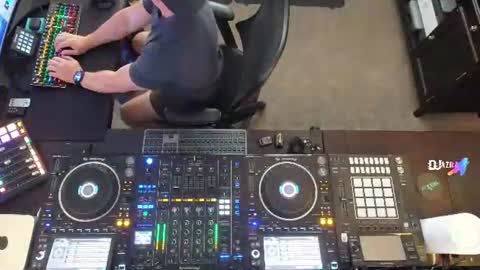 Snapshot of imdjazra chatting on 06-09-26, 01:28 DJ Azra online show from 06-09-26, 01:28