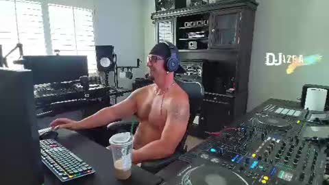 Snapshot of imdjazra chatting on 06-09-26, 10:54 DJ Azra online show from 06-09-26, 10:54