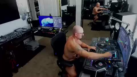 Snapshot of imdjazra chatting on 06-16-26, 08:33 DJ Azra online show from 06-16-26, 08:33