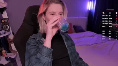 Mia online show from 03-08-26, 11:03