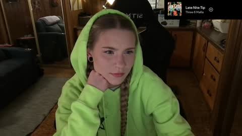 Snapshot of incognitoqueen chatting on 02-06-25, 04:42 Carter online show from 02-06-25, 04:42