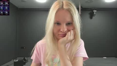 Snapshot of incredible__shell_ chatting on 05-18-26, 08:14 Masha online show from 05-18-26, 08:14