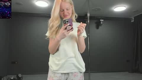 Snapshot of incredible__shell_ chatting on 05-22-26, 07:52 Masha online show from 05-22-26, 07:52