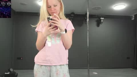 Snapshot of incredible__shell_ chatting on 05-30-26, 07:11 Masha online show from 05-30-26, 07:11