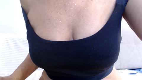 Snapshot of increible_della chatting on 01-27-25, 04:54 Della online show from 01-27-25, 04:54