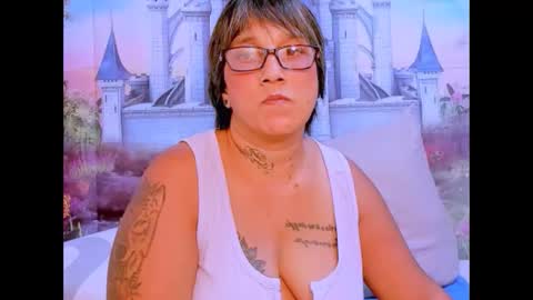 Snapshot of indianroxy07 chatting on 09-10-25, 02:11 roxy online show from 09-10-25, 02:11