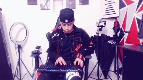 Snapshot of indomitablebeast chatting on 11-12-25, 05:30 matias online show from 11-12-25, 05:30