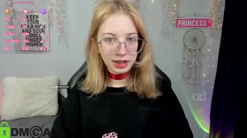 Mia online show from 04-04-26, 12:24