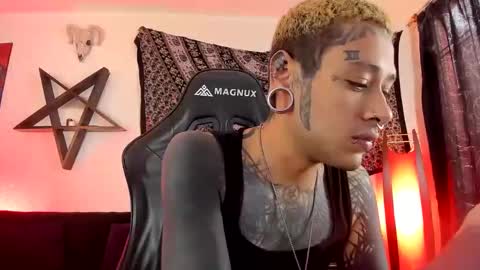 Snapshot of ink_u_buzz chatting on 10-22-25, 04:18 Dani  online show from 10-22-25, 04:18