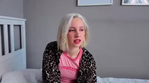 Snapshot of innocent_girll chatting on 03-12-26, 01:34 Kate online show from 03-12-26, 01:34