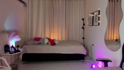 Snapshot of isa_____ chatting on 01-18-25, 10:17 isa_____ online show from 01-18-25, 10:17