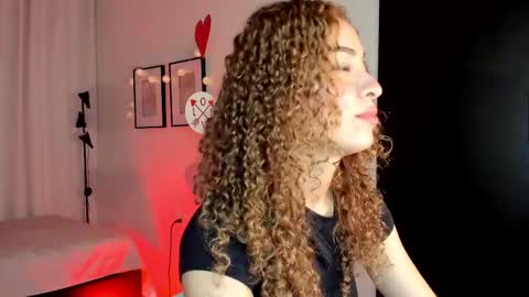 Snapshot of isa_____ chatting on 02-18-25, 01:43 isa_____ online show from 02-18-25, 01:43