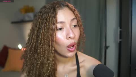 Snapshot of isa_____ chatting on 09-11-25, 12:11 isa_____ online show from 09-11-25, 12:11