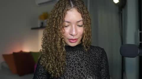 Snapshot of isa_____ chatting on 09-14-25, 10:58 isa_____ online show from 09-14-25, 10:58