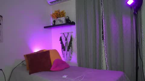 Snapshot of isa_____ chatting on 09-25-25, 02:15 isa_____ online show from 09-25-25, 02:15