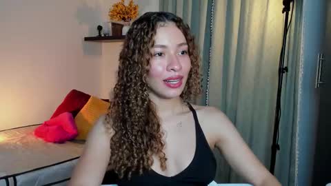 Snapshot of isa_____ chatting on 10-18-25, 01:52 isa_____ online show from 10-18-25, 01:52