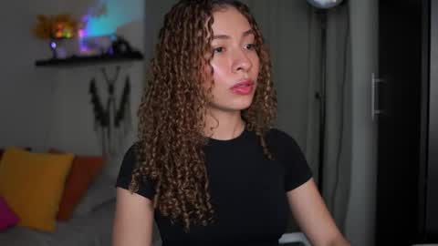 Snapshot of isa_____ chatting on 10-29-25, 03:20 isa_____ online show from 10-29-25, 03:20