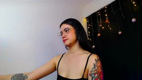 Snapshot of isa_maiden_ chatting on 12-31-24, 05:00 online show from 12-31-24, 05:00