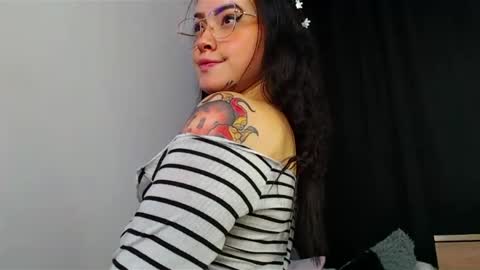 Snapshot of isa_maiden_ chatting on 02-20-25, 10:48 online show from 02-20-25, 10:48