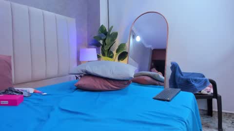 Snapshot of isa_martingb chatting on 03-09-25, 01:56 Isa and Martin online show from 03-09-25, 01:56