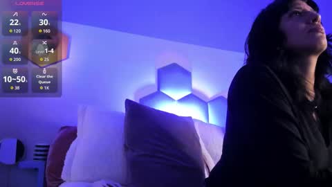 Snapshot of isa_winslow chatting on 12-21-25, 09:11 Isa online show from 12-21-25, 09:11