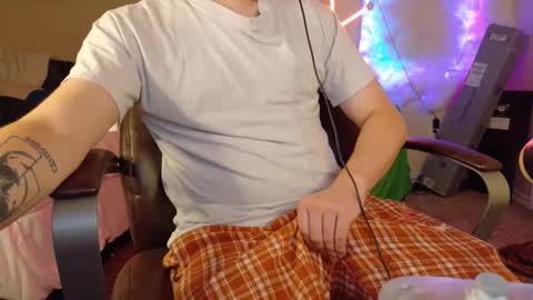 Snapshot of isaac_sheffield chatting on 09-14-25, 01:32 isaac online show from 09-14-25, 01:32