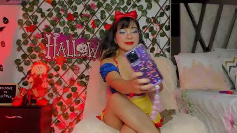 Snapshot of isabel_jamess chatting on 10-30-25, 08:53 Isa online show from 10-30-25, 08:53