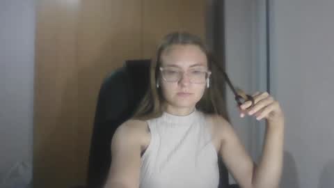 Snapshot of isabel_loveee chatting on 09-17-25, 08:10 isabel_loveee online show from 09-17-25, 08:10