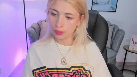 Snapshot of isabela_romano chatting on 10-18-25, 11:33 isabela romano online show from 10-18-25, 11:33