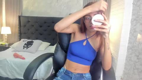 Snapshot of isabella__lux chatting on 02-25-26, 07:45 Isa online show from 02-25-26, 07:45