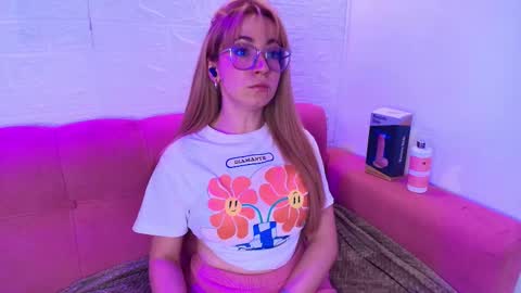 Snapshot of isabella_noir1 chatting on 12-02-25, 01:33 Isabella online show from 12-02-25, 01:33