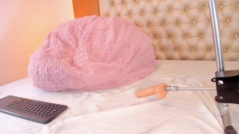 isabellaalux_ online show from 05-17-26, 08:16