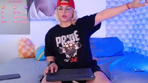 Isabella Mout  online show from 12-17-24, 11:16