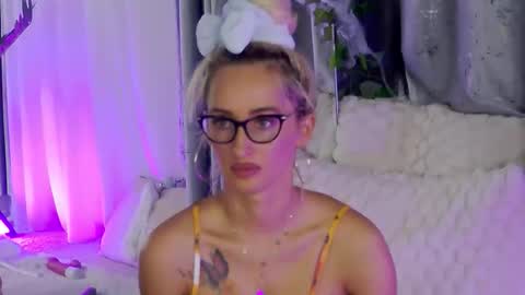 IsabelleEthan online show from 10-31-25, 02:45