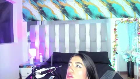 Snapshot of isadiazz chatting on 12-21-25, 05:03 Isa online show from 12-21-25, 05:03